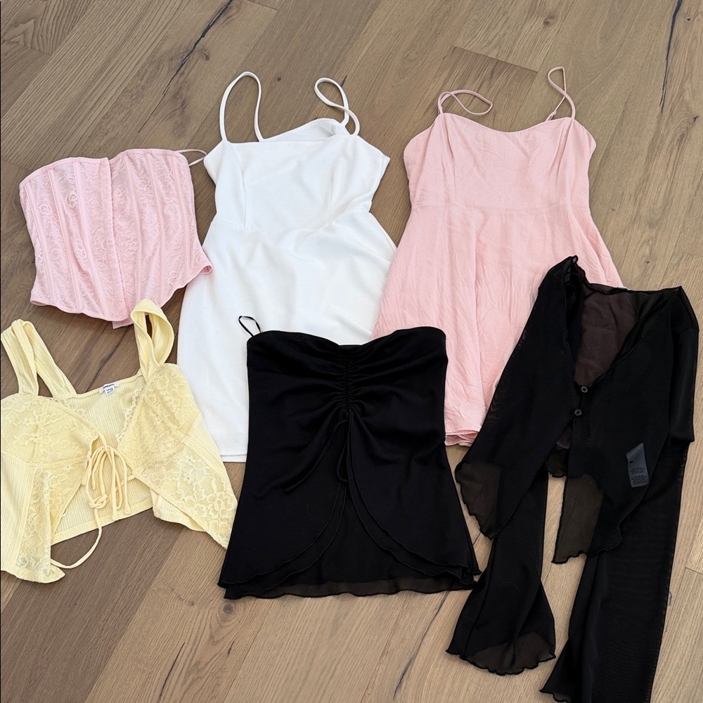6 pieces of garage and Aritzia. Two dresses and four tops all size extra small.